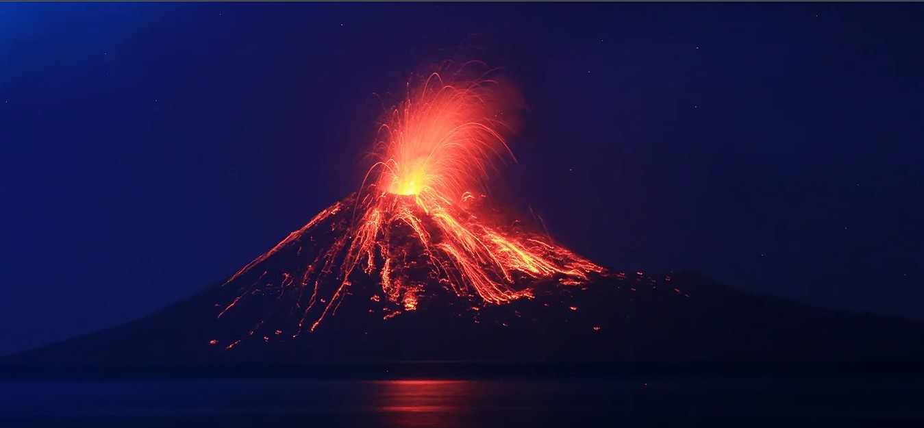 Erupción del volcán Anak Krakatoa obliga a cerrar seis aeropuertos en Indonesia | Nuevo Siglo MX